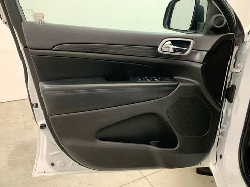 Used 2019 Jeep Grand Cherokee Altitude AWD/4WD image 6
