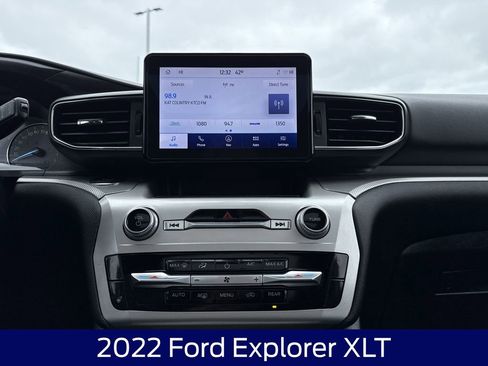 Used 2022 Ford Explorer XLT w/ XLT Sport Appearance Package AWD/4WD image 23