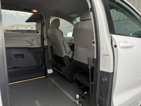 Used 2024 Toyota Sienna LE image 40