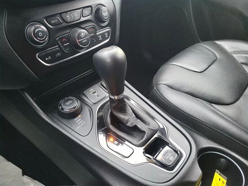 Used 2019 Jeep Cherokee Overland w/ Technology Group AWD/4WD image 32