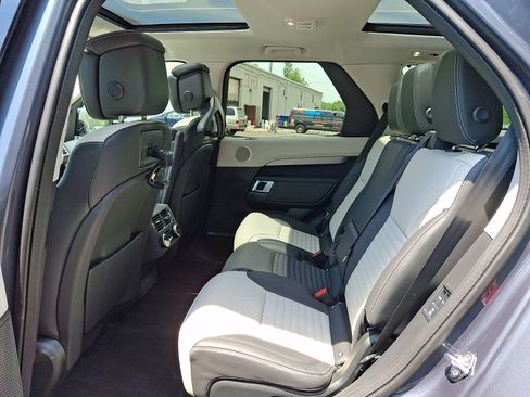 Used 2025 Land Rover Discovery Dynamic SE AWD/4WD image 5