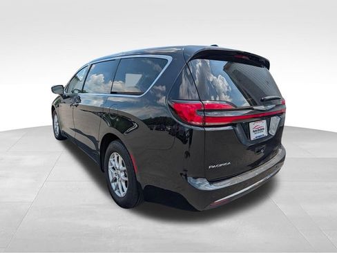 Used 2023 Chrysler Pacifica Touring-L FWD image 5