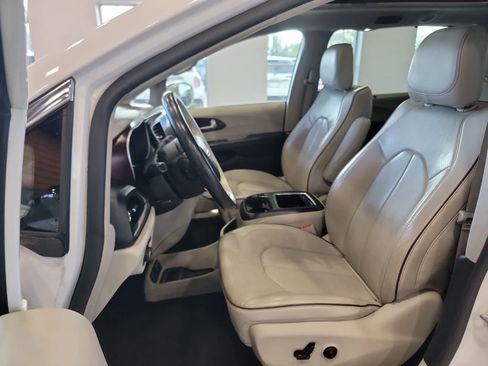 Used 2020 Chrysler Pacifica Limited FWD image 15