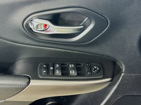 Used 2020 Jeep Cherokee Latitude Plus w/ Cold Weather Group AWD/4WD image 11