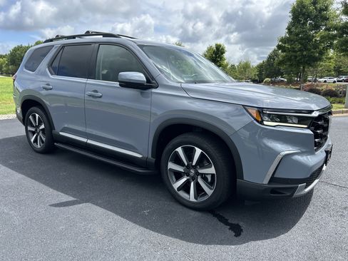 Used 2025 Honda Pilot Touring image 2