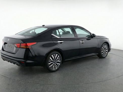 Used 2025 Nissan Altima 2.5 SV image 9