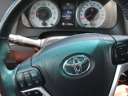 Used 2017 Toyota Sienna SE Premium FWD image 17