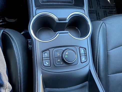 Used 2023 GMC Terrain SLT image 25