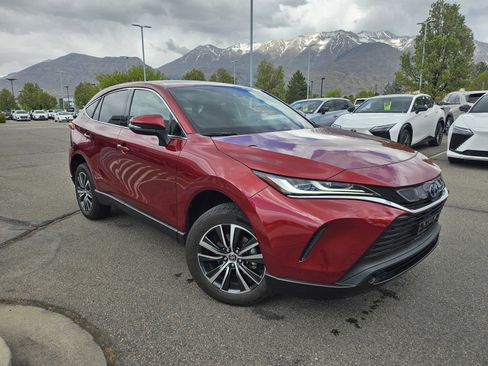 Used 2023 Toyota Venza LE image 3