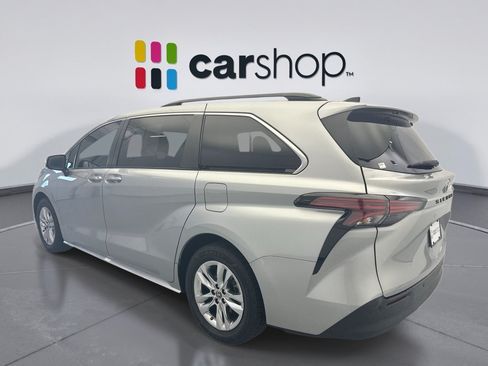 Used 2022 Toyota Sienna XLE w/ XLE Plus Package FWD image 3