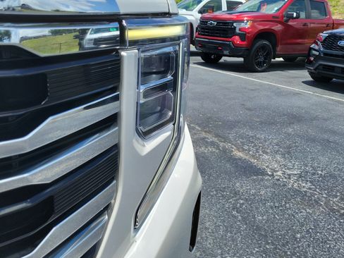 Used 2022 GMC Sierra 1500 SLT w/ SLT Premium Plus Package AWD/4WD image 3