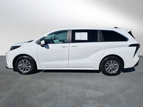 Certified 2025 Toyota Sienna LE image 6