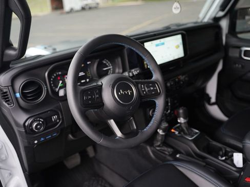 Used 2024 Jeep Wrangler Unlimited Rubicon 4xe AWD/4WD image 9