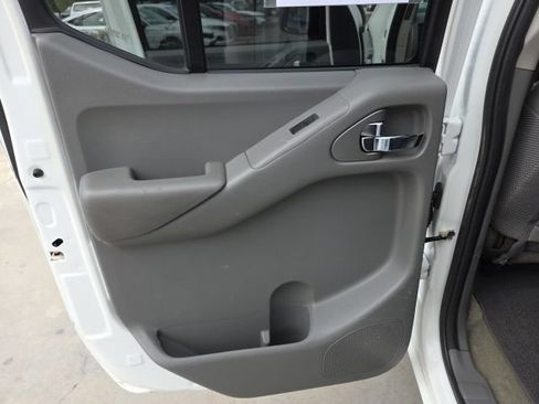 Used 2017 Nissan Frontier SV w/ SV Value Truck Package RWD image 16