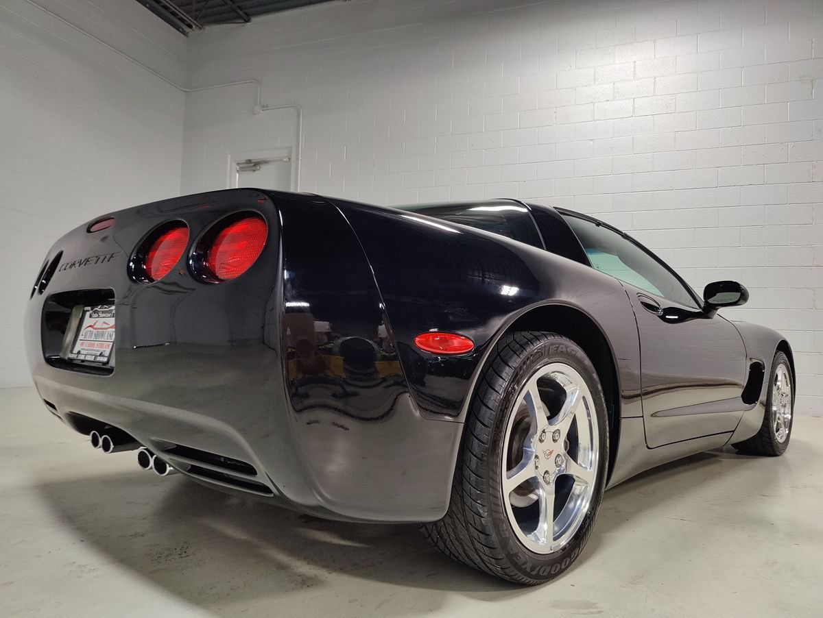 Used 2004 Chevrolet Corvette Coupe w/ Preferred Equipment Group RWD image 8