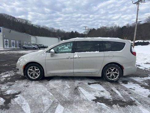 Used 2017 Chrysler Pacifica Limited image 9