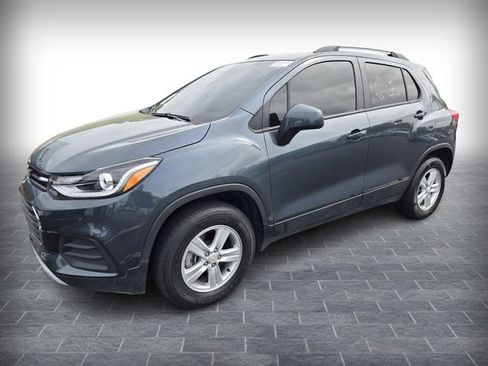 Used 2022 Chevrolet Trax LT w/ LT Convenience Package AWD/4WD image 3