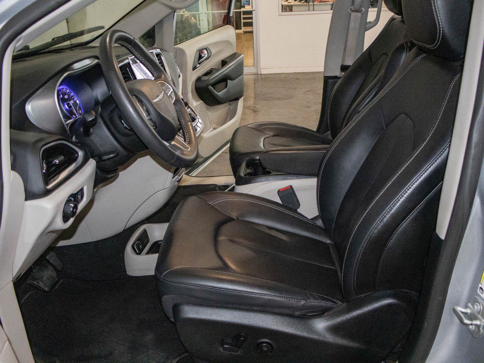 Used 2024 Chrysler Pacifica Touring-L FWD image 7