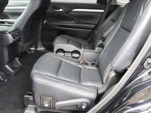 Used 2018 Toyota Highlander XLE AWD/4WD image 24