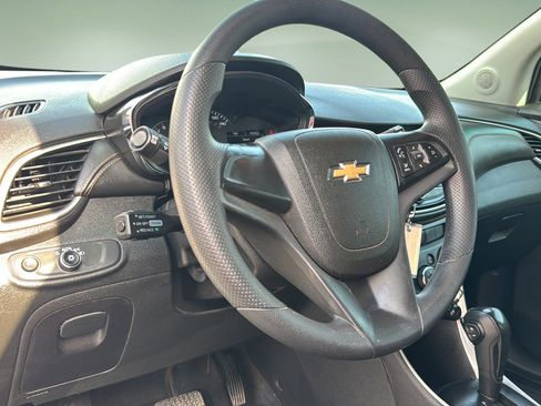 Used 2018 Chevrolet Trax LS FWD image 17