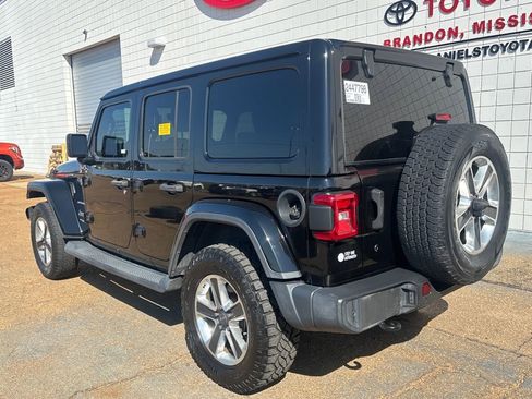Used 2018 Jeep Wrangler Unlimited Sahara image 3