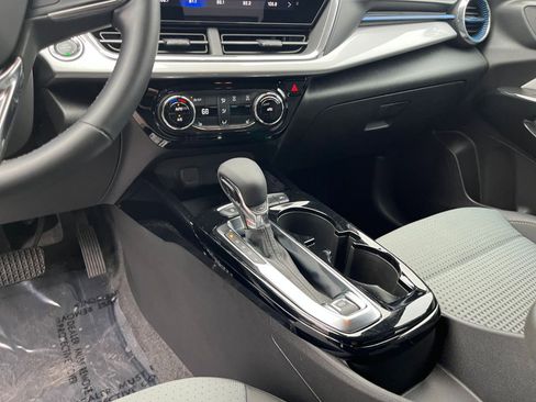 Used 2025 Chevrolet Trax LT w/ LT Convenience Package image 40