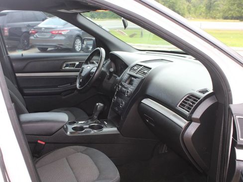 Used 2018 Ford Explorer XLT FWD image 10