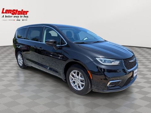 Used 2023 Chrysler Pacifica Touring-L FWD image 7