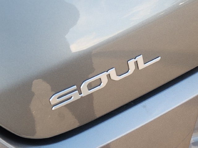 Used 2025 Kia Soul LX w/ LX Technology Package FWD image 10