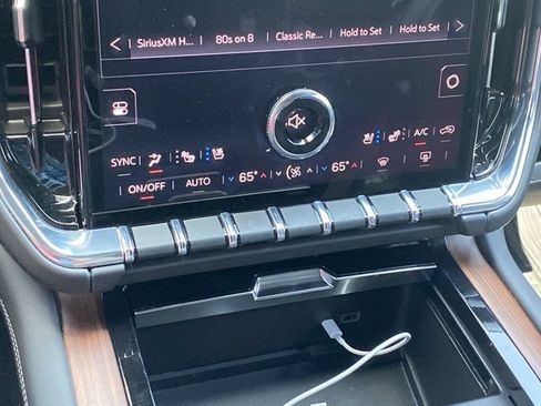 Used 2025 GMC Yukon Denali w/ Denali Reserve Package AWD/4WD image 27