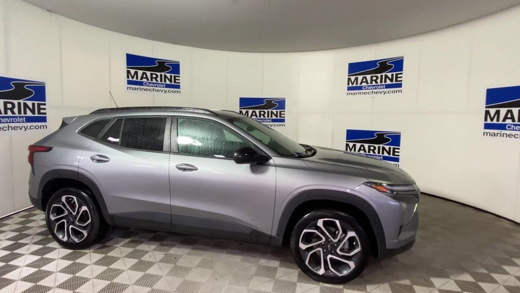 Used 2025 Chevrolet Trax RS w/ Driver Confidence Package FWD image 3