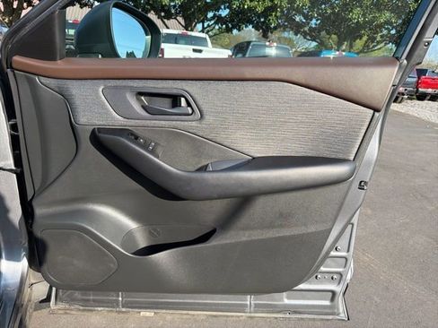 Used 2023 Nissan Rogue S image 10