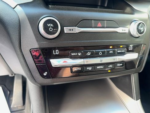 Used 2020 Ford Explorer XLT w/ Equipment Group 202A AWD/4WD image 19