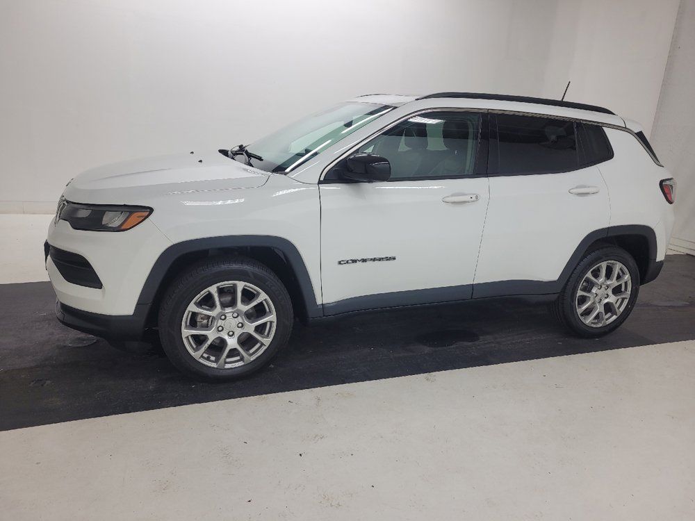 Used 2022 Jeep Compass Latitude w/ Sun and Sound Group AWD/4WD image 2