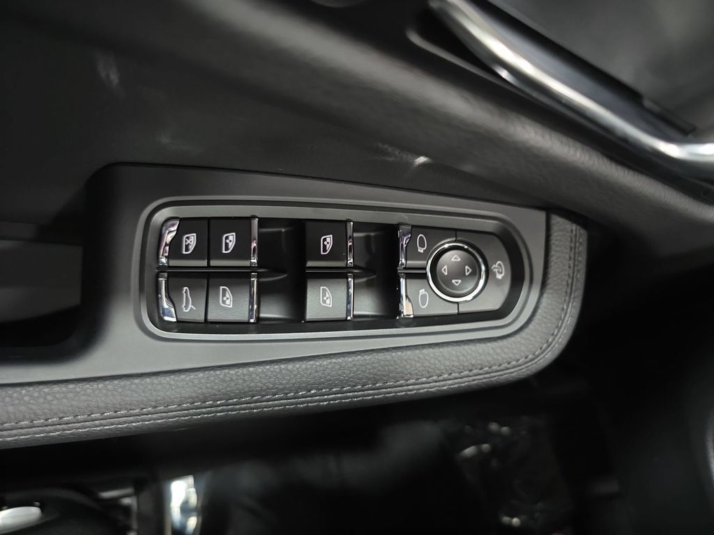 Certified 2026 Porsche Macan AWD/4WD image 21