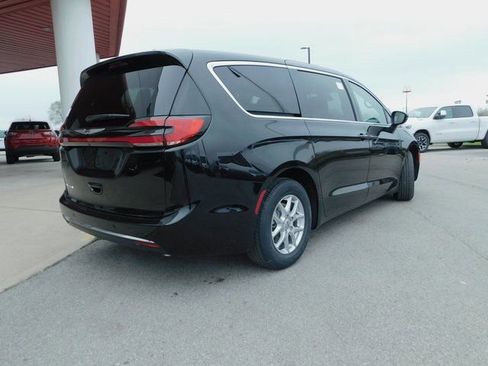 Used 2025 Chrysler Pacifica Select w/ Uconnect Theater Family Group image 9