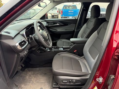 Used 2023 Chevrolet TrailBlazer LT w/ Convenience Package FWD image 2