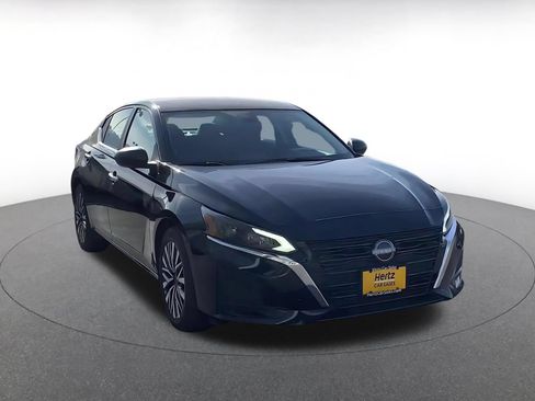 Used 2025 Nissan Altima 2.5 SV FWD image 3
