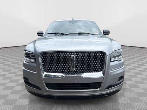 Used 2023 Lincoln Navigator Reserve AWD/4WD image 3