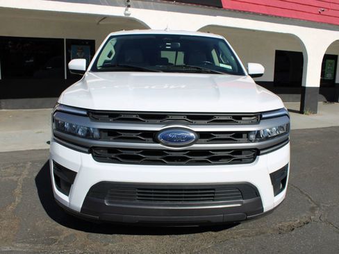 Used 2023 Ford Expedition Max XLT image 3