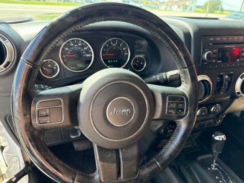 Used 2017 Jeep Wrangler Unlimited Sahara AWD/4WD image 13