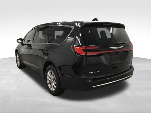 Used 2023 Chrysler Pacifica Touring-L AWD/4WD image 13