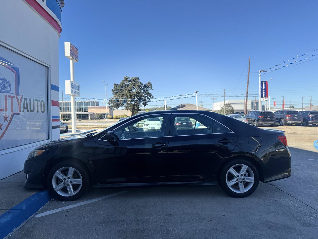 Used 2012 Toyota Camry SE FWD image 18