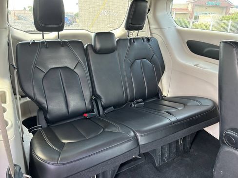 Used 2023 Chrysler Pacifica Touring-L FWD image 36