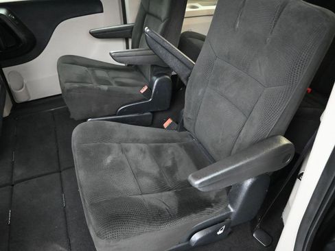 Used 2016 Dodge Grand Caravan SE image 19