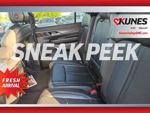 Used 2024 Jeep Wagoneer L Series II w/ Flexible Seating Group AWD/4WD image 5