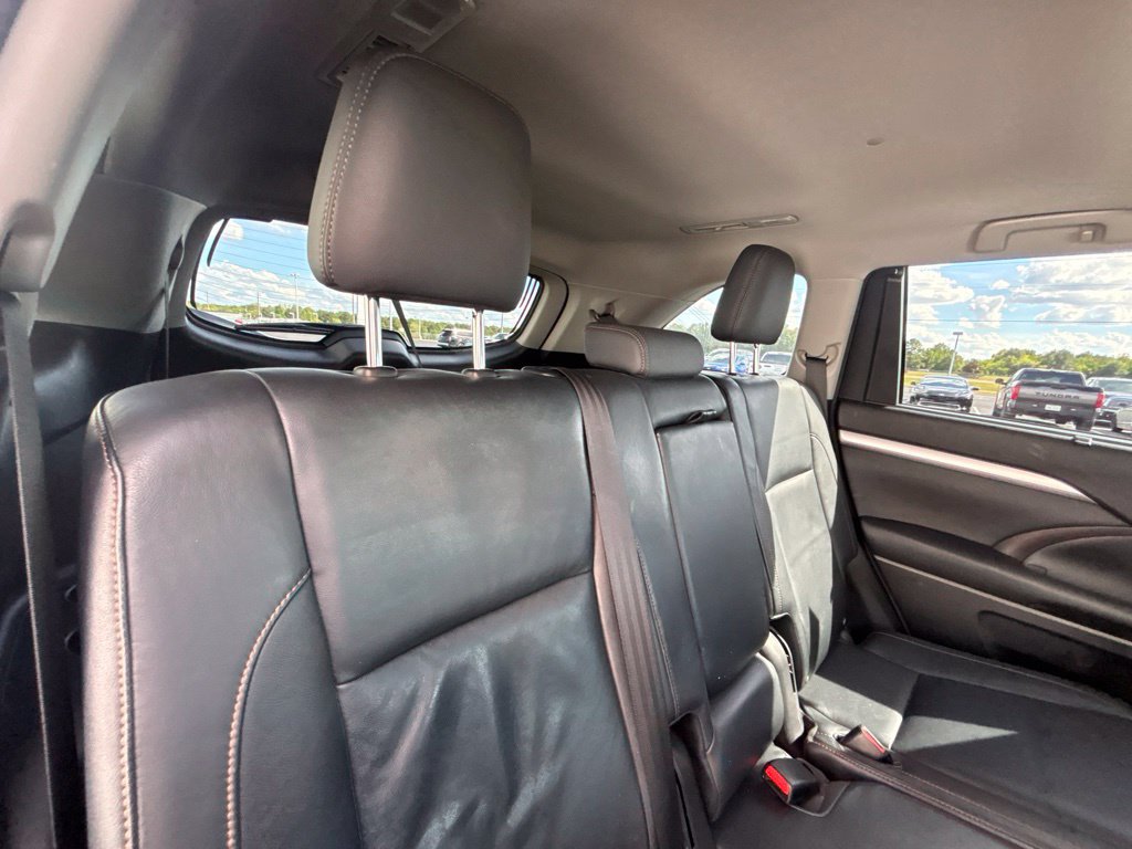 Used 2014 Toyota Highlander XLE FWD image 28