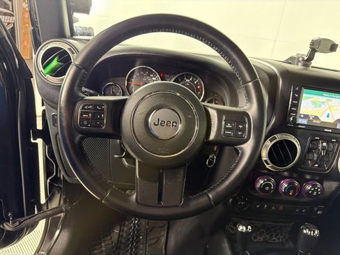 Used 2017 Jeep Wrangler Unlimited Rubicon w/ Cold Weather Group AWD/4WD image 14