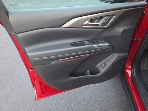 Used 2025 Chevrolet Traverse LT image 10