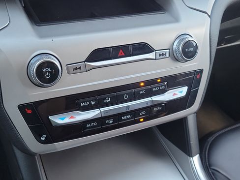 Used 2022 Ford Explorer XLT w/ Equipment Group 202A image 20